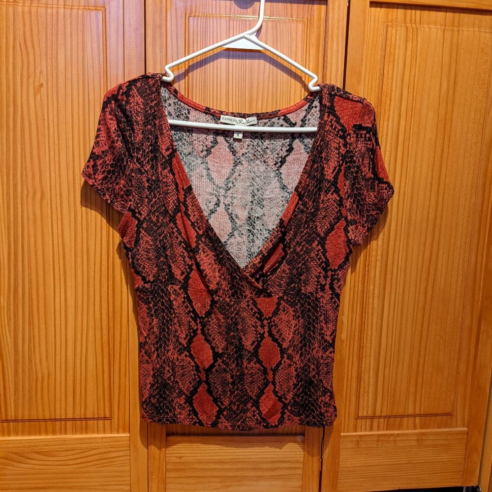 Snake print short sleeve crop top